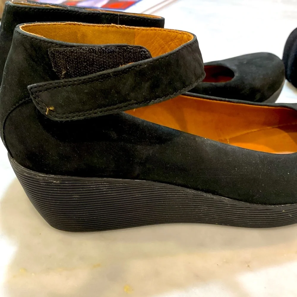 Clarks black closed toed shoes size 10 - Picture 2 of 10